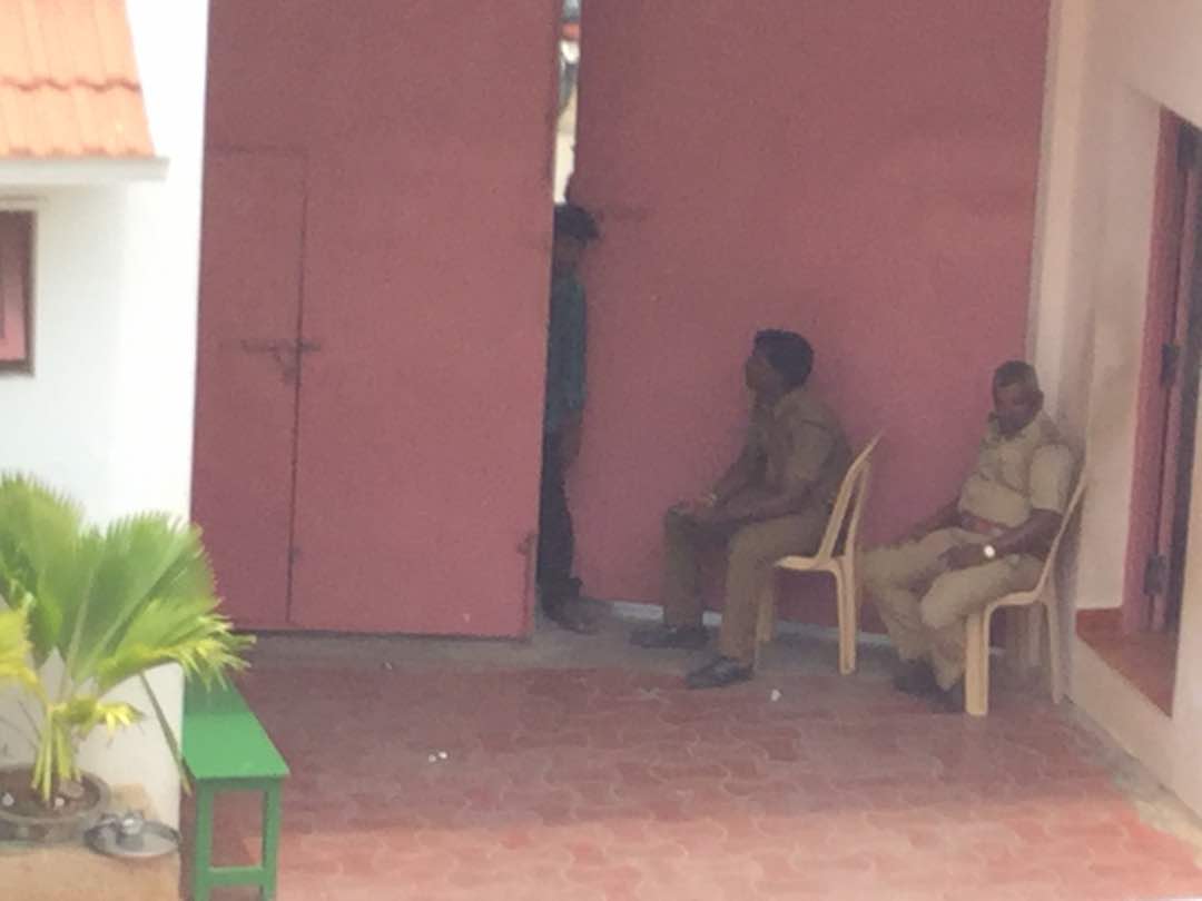  UNE JOURNEE CHARGEE (Mala India )
