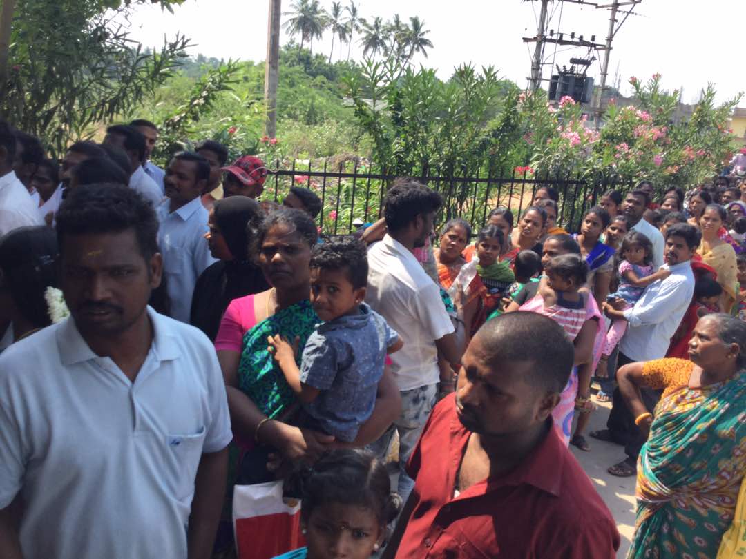  UNE JOURNEE CHARGEE (Mala India )
