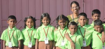  PROMENADE DES ELEVES DE 5ème DANS L’ECOLE (Mala India )