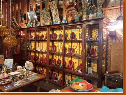  Nouvelle vitrine de bijoux fantaisie  (Mala India )