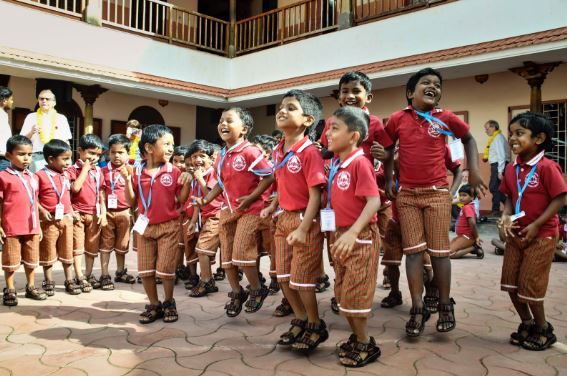  LA 'GRAND INAUGURATION' DE LA GANDHIJI SCHOOL  (Mala India )