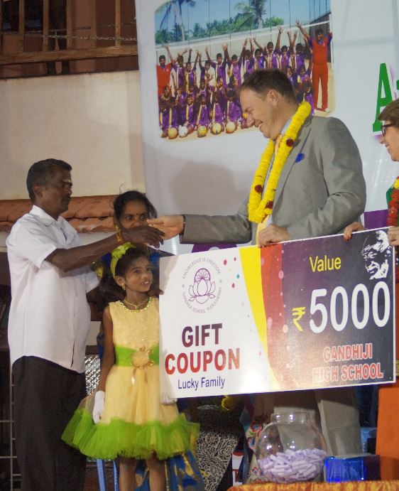  LA 'GRAND INAUGURATION' DE LA GANDHIJI SCHOOL - 2 (Mala India )