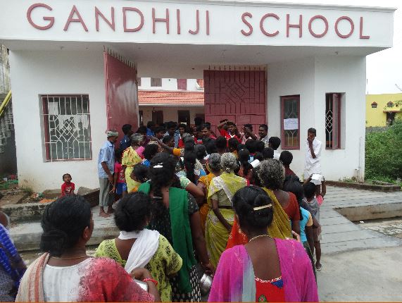  LA GS DISTRIBUE DES REPAS (Mala India )