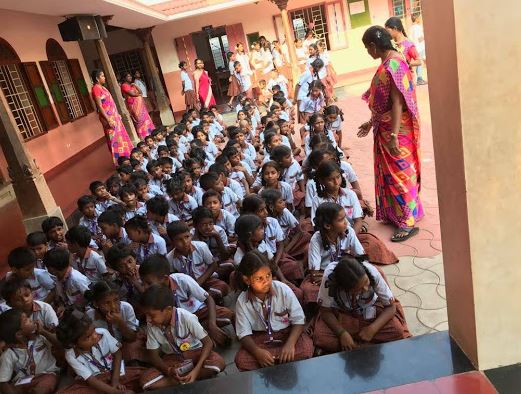   Une école paisible  (Mala India )