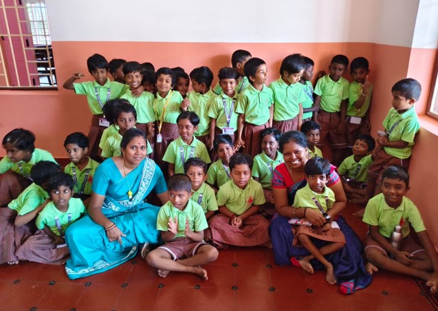  💛 Le sourire de Ravi — Un rayon de soleil jaillissant de la poussière 💛