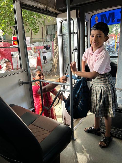   🚌 La petite vie dans le « GS van », le bus scolaire de l