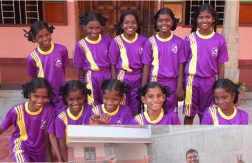  UNE EQUIPE FILLES, UNE EQUIPE GARCONS  (Mala India )