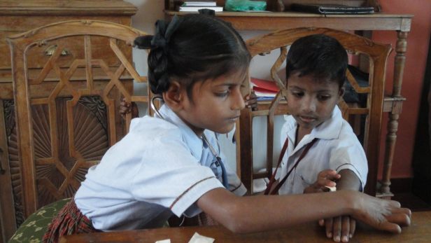 PREMIERE VISITE MEDICALE A LA GANDHIJI SCHOOL (Mala India )
