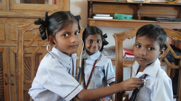  PREMIERE VISITE MEDICALE A LA GANDHIJI SCHOOL (Mala India )