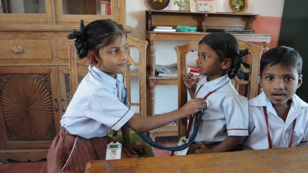 PREMIERE VISITE MEDICALE A LA GANDHIJI SCHOOL (Mala India )