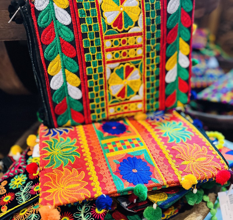 Pochettes et petits sacs brodés